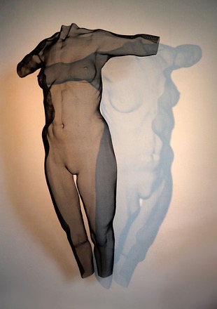 life-size sculpture XPOSE-2 in wiremesh by David Begbie